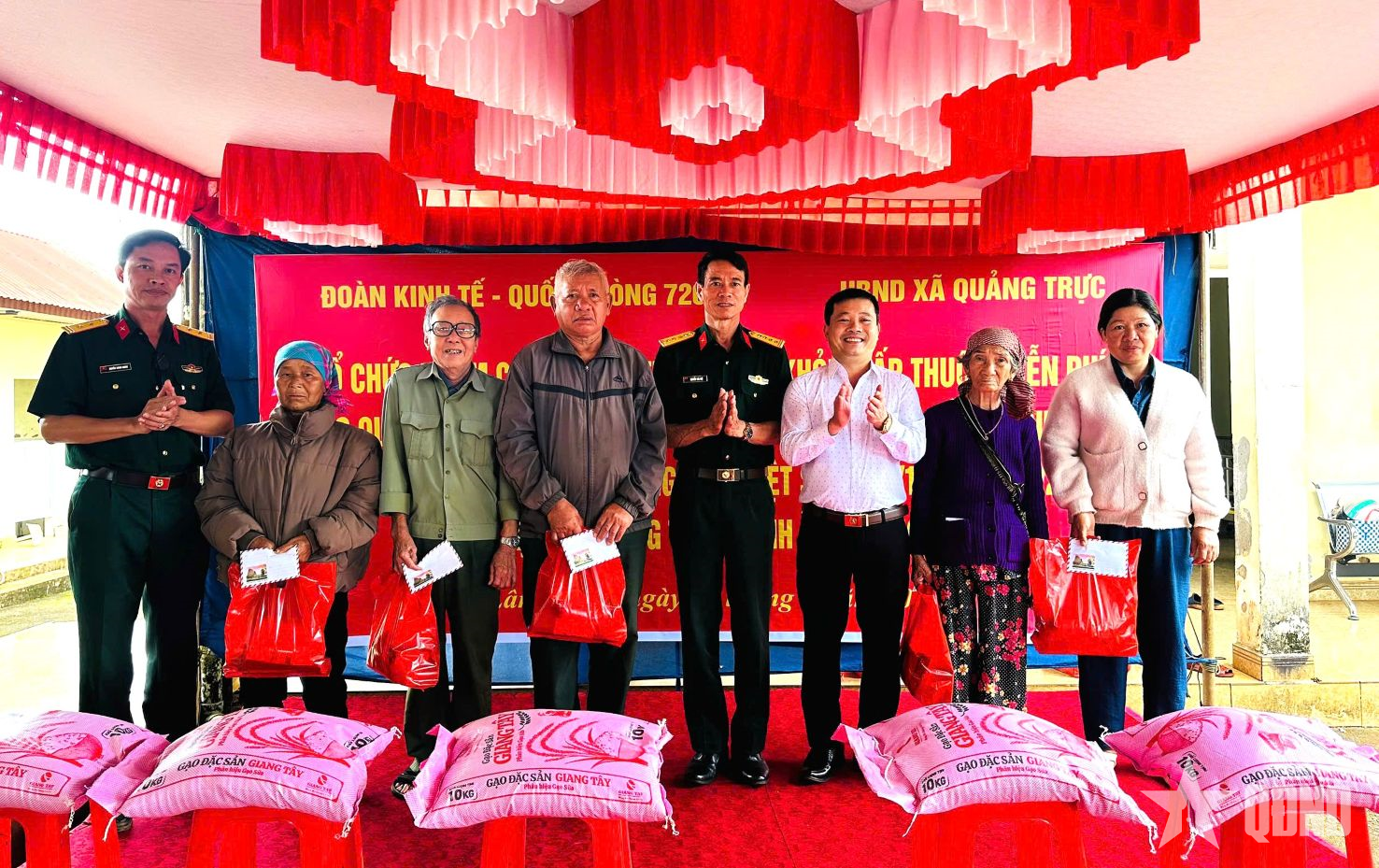 Đoàn Kinh tế - Quốc phòng 726 tri ân người có công